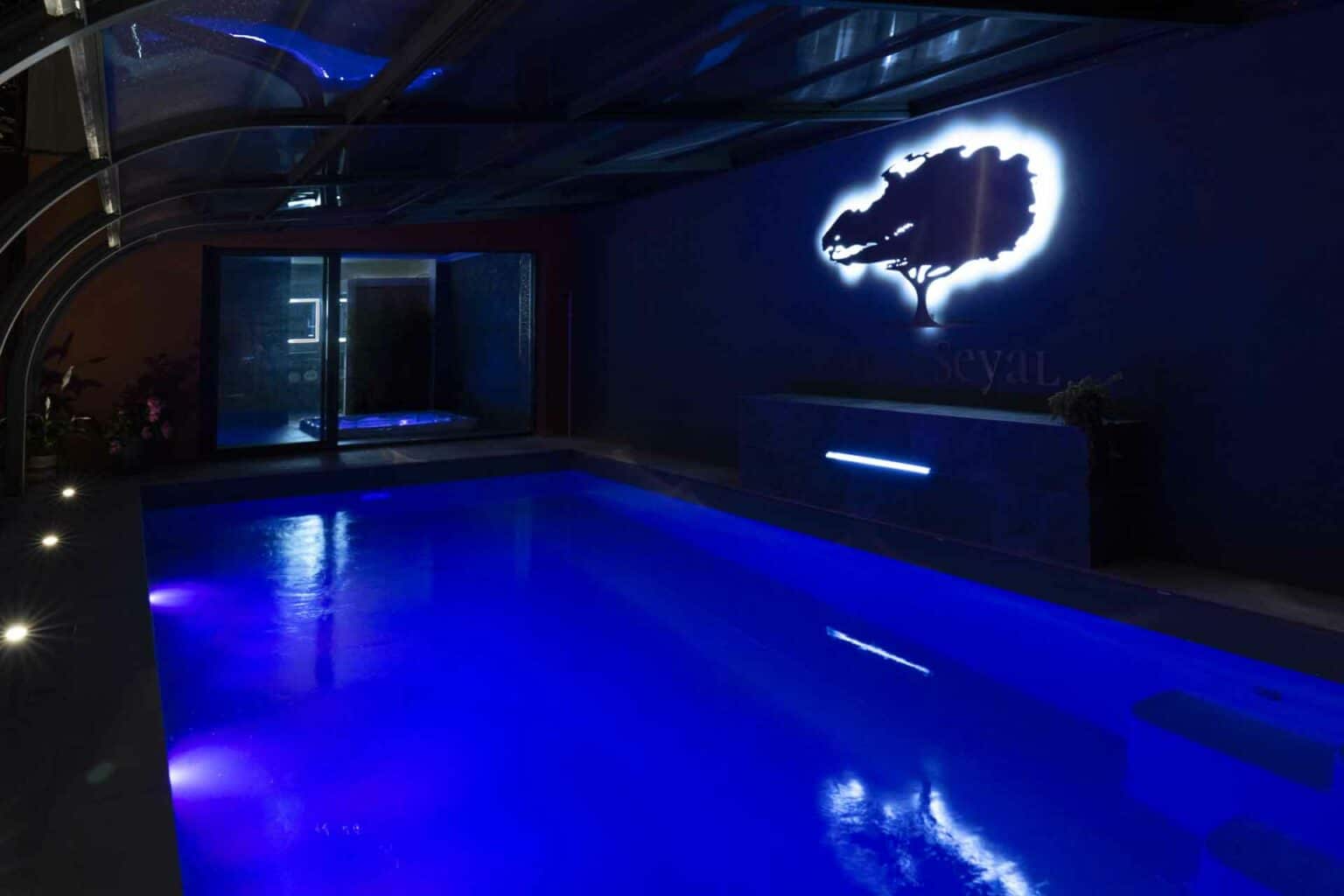photo piscine privée de nuit